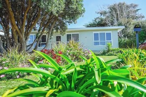 Exterior detail - 150  Steps to Beach with EV Charging (Apollo Bay)