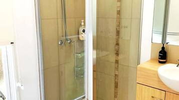 Dusche, Haartrockner, Shampoo