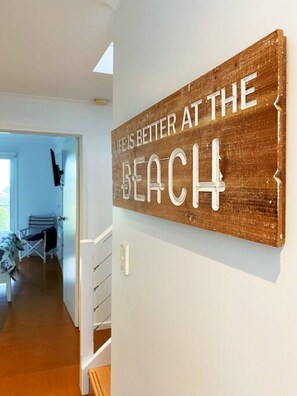 3 bedrooms, desk, iron/ironing board, travel cot - Nicks House · Apollo Ocean Blue FREE WI-FI (Apollo Bay)