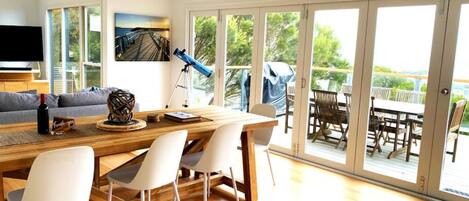 TV connectée, cheminée, lecteur de DVD, livres