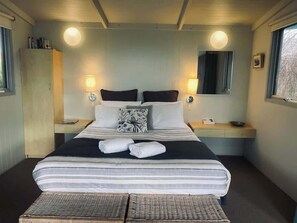 1 bedroom, iron/ironing board, free WiFi, bed sheets - Bay Beach Studio Opposite the Beach and Main Shops (Apollo Bay)