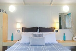1 bedroom, iron/ironing board, free WiFi, bed sheets - Bay Beach Studio Opposite the Beach and Main Shops (Apollo Bay)