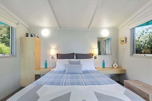 1 bedroom, iron/ironing board, free WiFi, bed sheets - Bay Beach Studio Opposite the Beach and Main Shops (Apollo Bay)