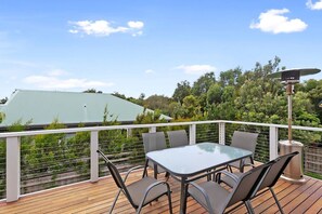 Outdoor dining - Charlie’s Beach House - Pet Friendly Free WIFI (Apollo Bay)