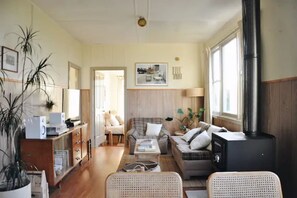 TV, fireplace, video games, DVD player - The Shack - Previously Hosted by Josh and Jenna (Skenes Creek)