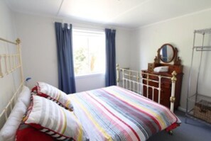 3 bedrooms, desk, iron/ironing board, travel cot