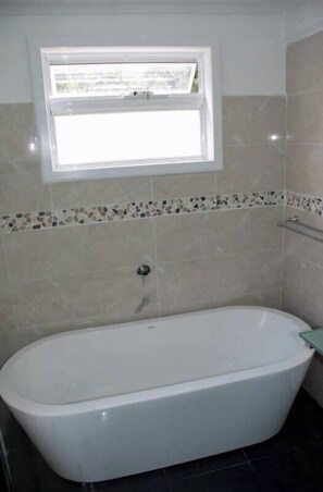 Een douche, een haardroger, shampoo