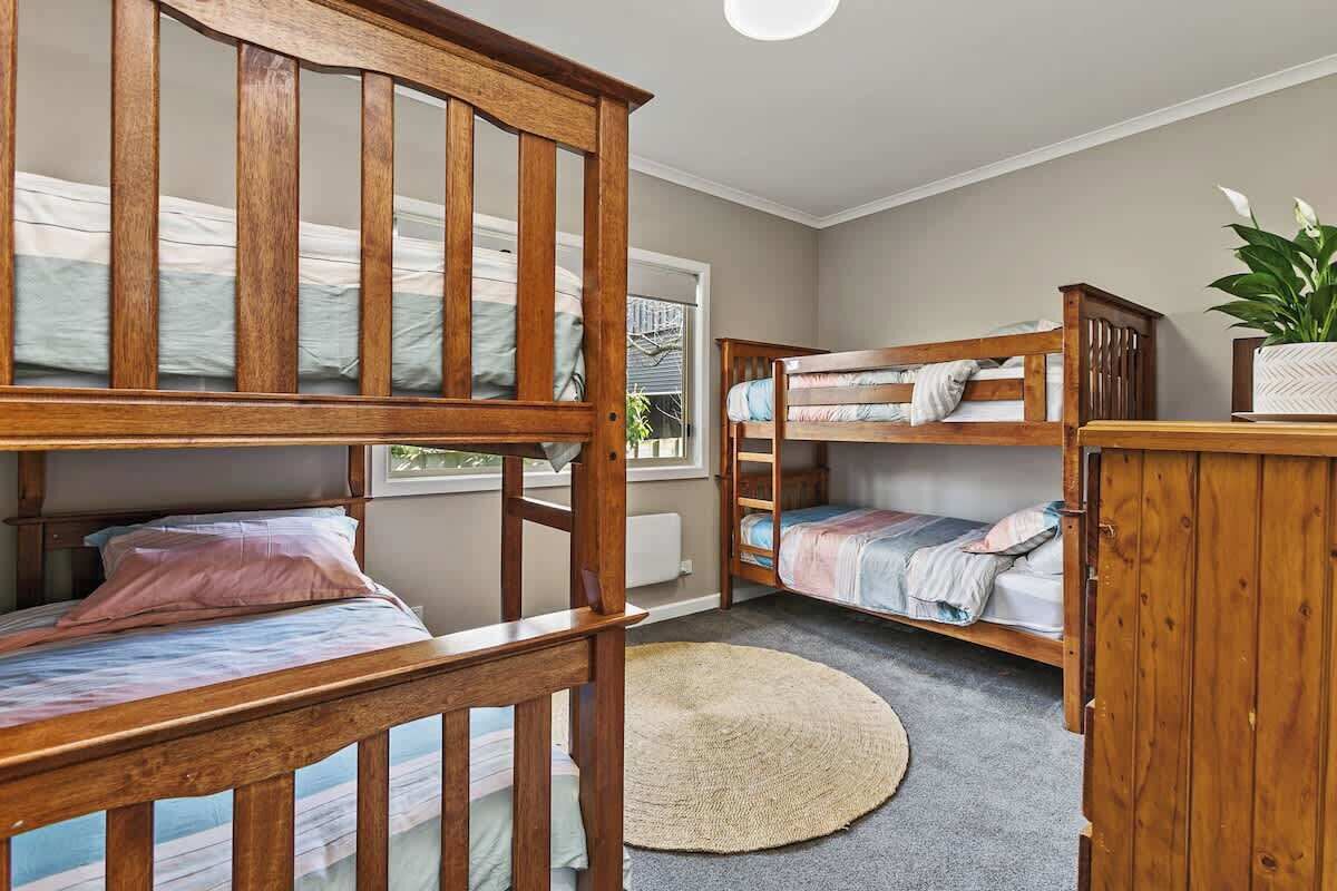 5 bedrooms, iron/ironing board, WiFi, bed sheets