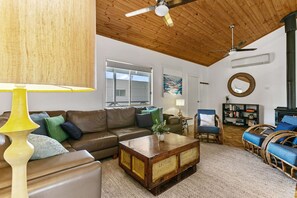 TV, fireplace, video game console, Netflix - Landcastle - Family Friendly Home (Apollo Bay)