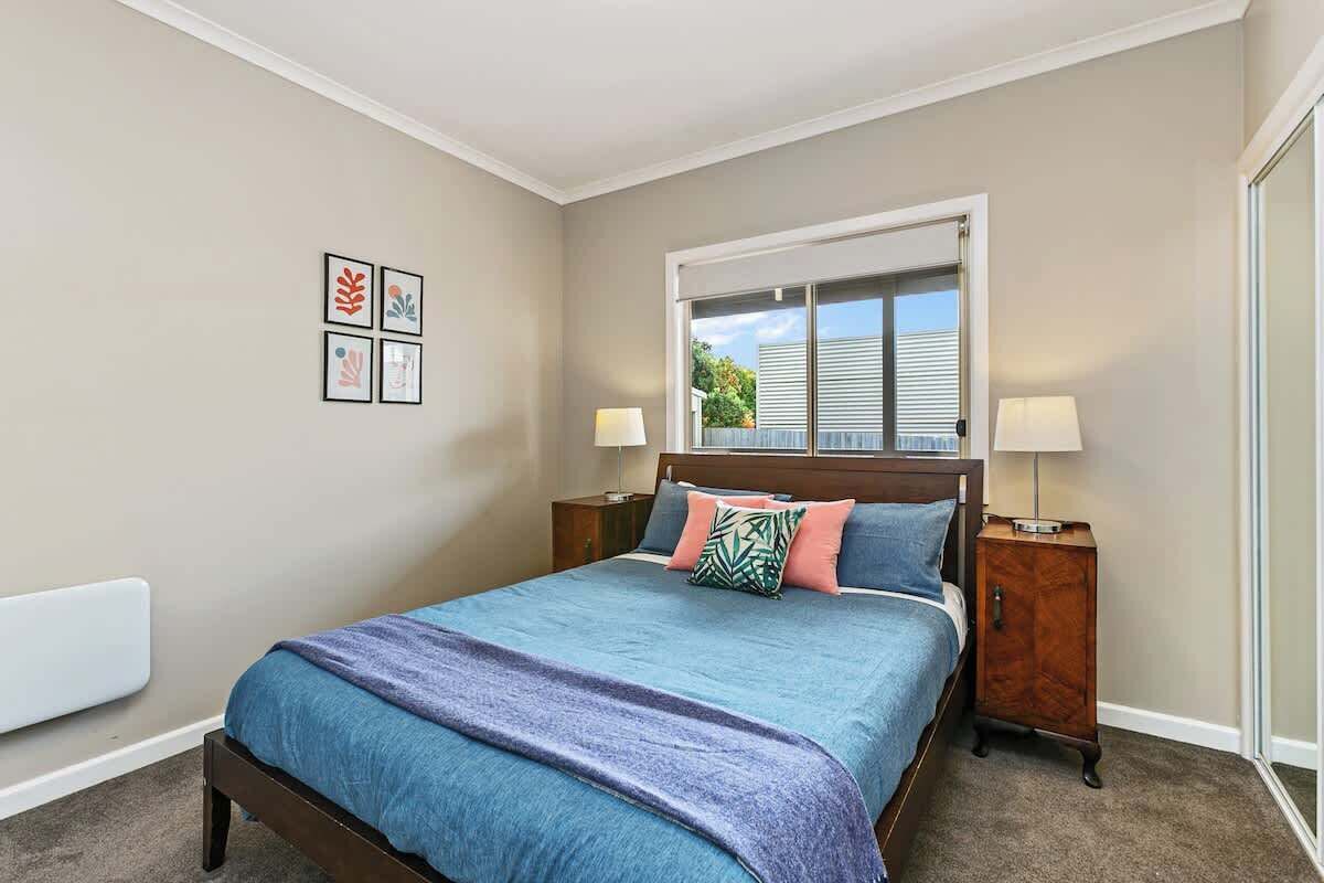 5 bedrooms, iron/ironing board, WiFi, bed sheets