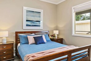 5 bedrooms, iron/ironing board, WiFi, bed sheets