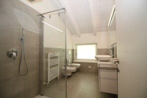Dusche, Haartrockner, Bidet, Handtücher