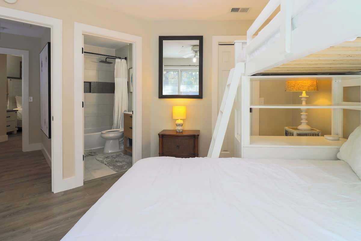 2 slaapkamers, een strijkplank/strijkijzer, gratis wifi, beddengoed