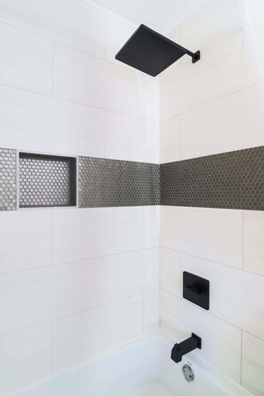 Douche, séchoir à cheveux, serviettes fournies