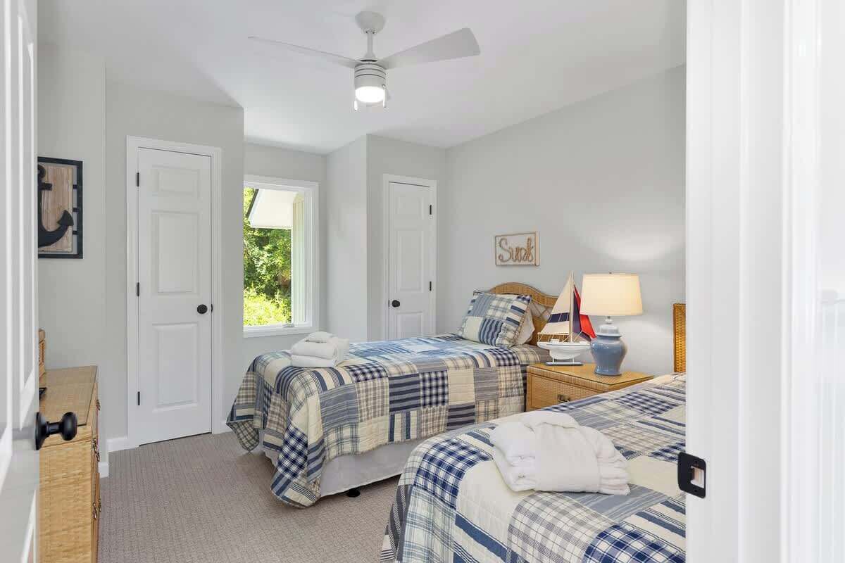 6 bedrooms, iron/ironing board, free WiFi, bed sheets