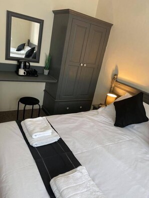 Standard Double Room | Bed sheets - Burlington Hotel (Sandown)