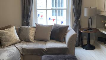 Apartment | Living room | 30-inch TV with digital channels