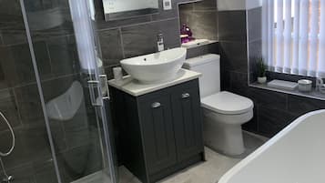 Apartment | Bathroom | Separate bathtub and shower, deep-soaking bathtub, hair dryer, towels