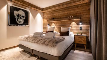 Apartment | 4 bedrooms, in-room safe, desk, soundproofing