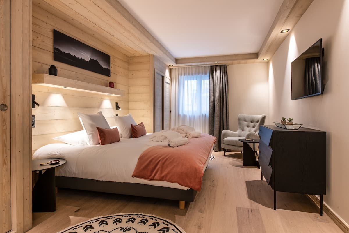 Apartment | 4 bedrooms, in-room safe, desk, soundproofing