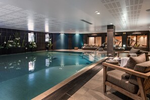 Indoor pool, sun loungers