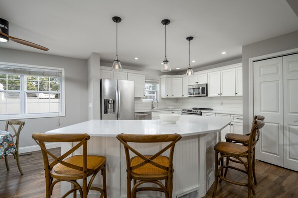 Refrigerador, microondas, horno y parrilla de estufa