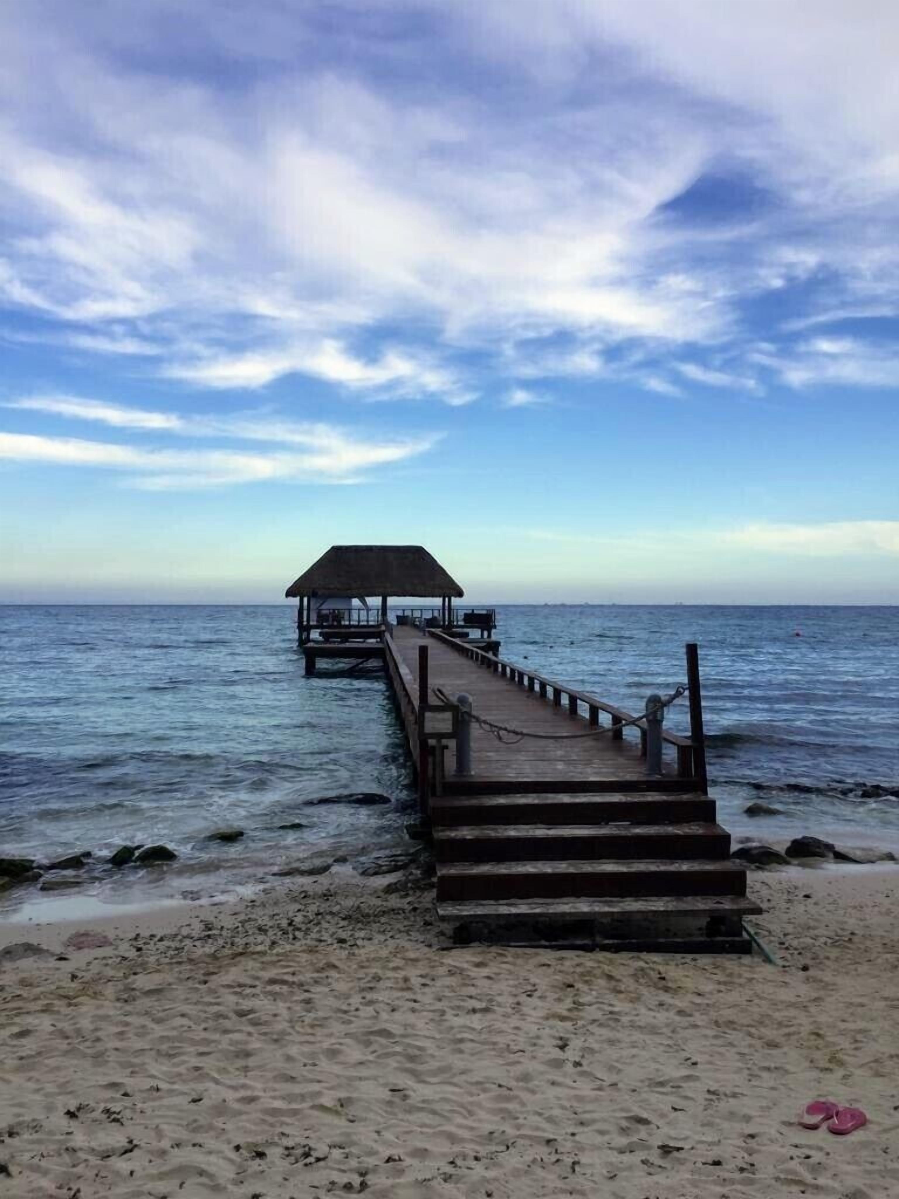 Kursi berjemur, payung pantai, dan handuk pantai