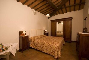 2 bedrooms, iron/ironing board, WiFi