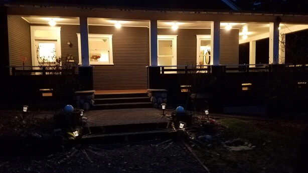 A house with a covered porch, a front door, and a small front yard. - Craftsman Duplex in Old Town Issaquah - Free Wi-Fi (Issaquah)