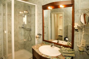 Dusche, Haartrockner, Handtücher, Toilettenpapier