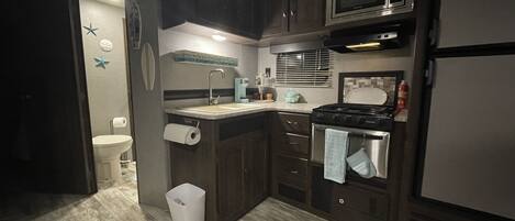 Refrigerador, microondas, horno y parrilla de estufa