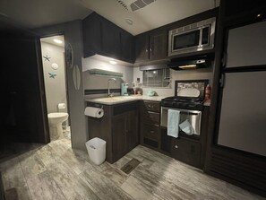 Refrigerador, microondas, horno, placa de cocina