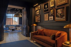 供应午餐和晚餐，美洲菜