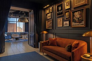 Lunch and dinner served, American cuisine