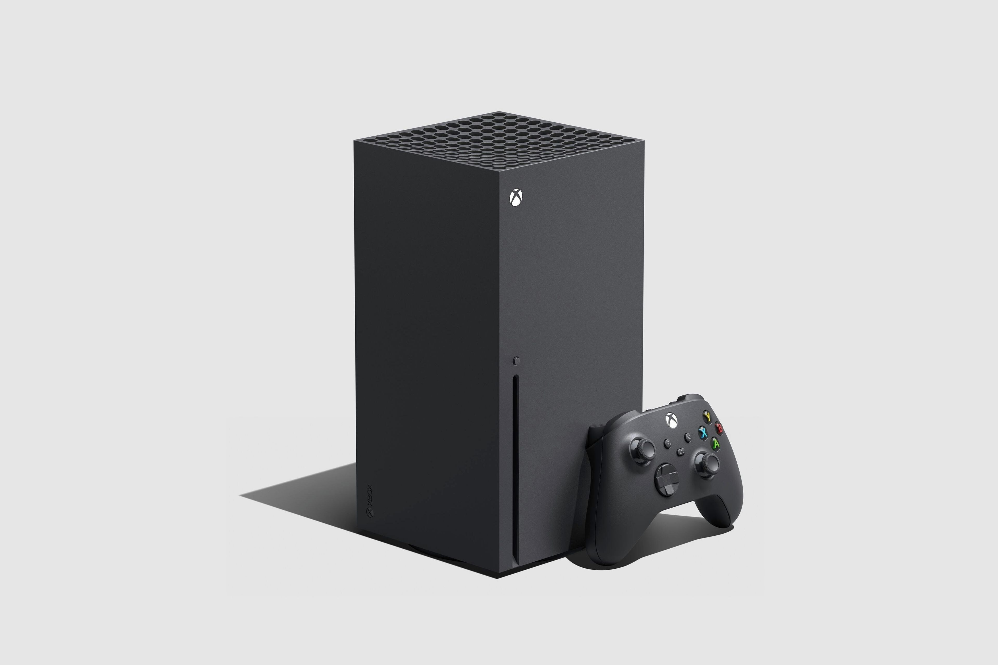 Eine schwarze Xbox Konsole mit einem Controller auf weißer Oberfläche.
