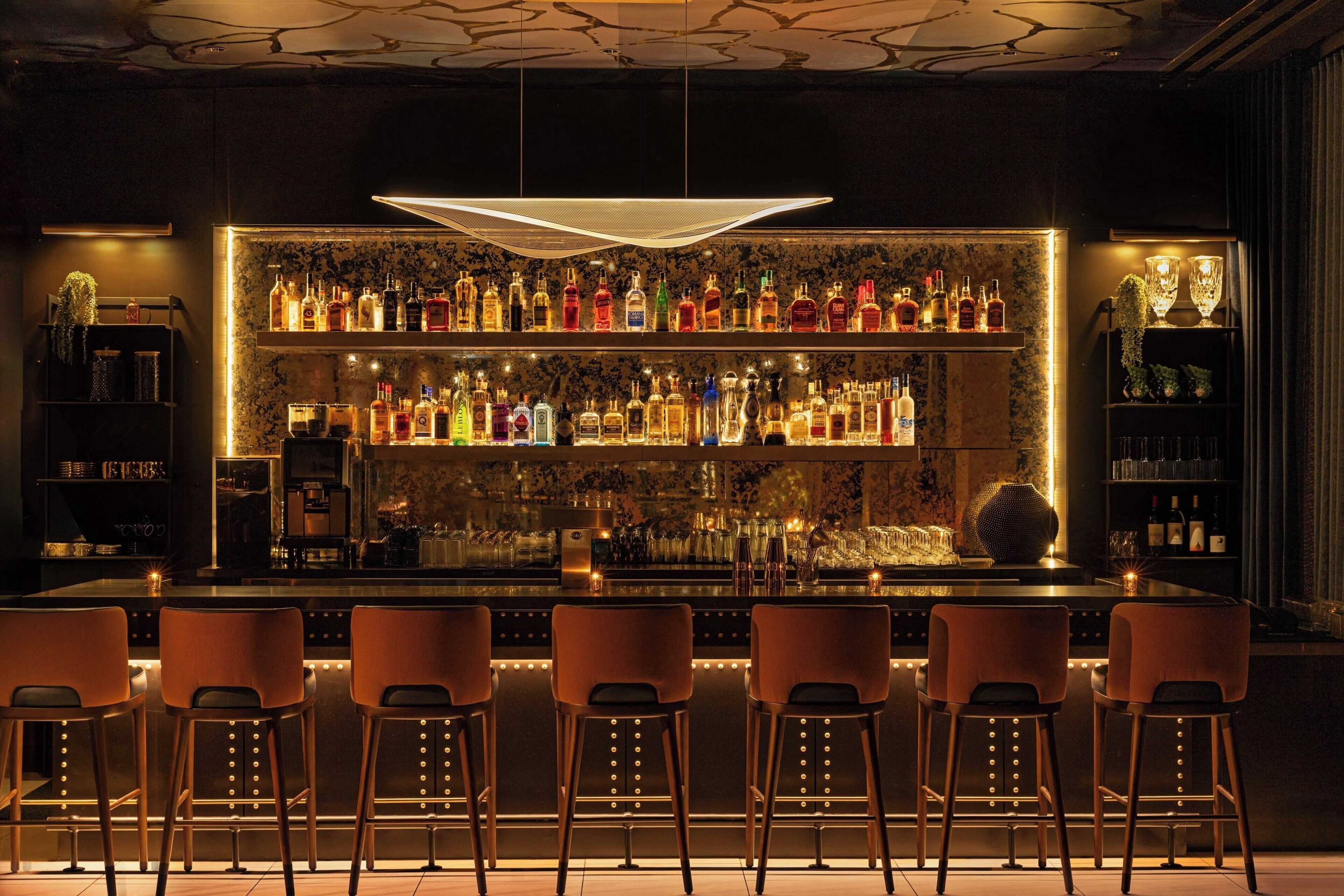 2 bars/lounges
