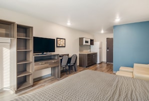 Habitación estándar, 1 cama King size y sofá cama, para no fumadores | Escritorio, espacio para trabajar con laptop y cortinas blackout 