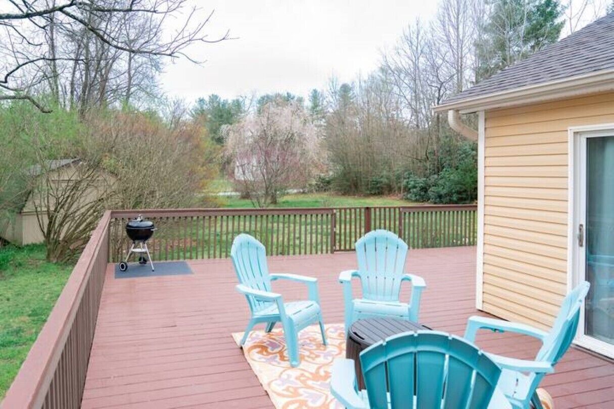 Fenced Yard /Dogs Free, 700SF Deck, King Bed, Hiking, 30 min -> Asheville