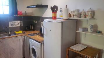 Een koelkast, een microgolfoven, een oven, een kookplaat