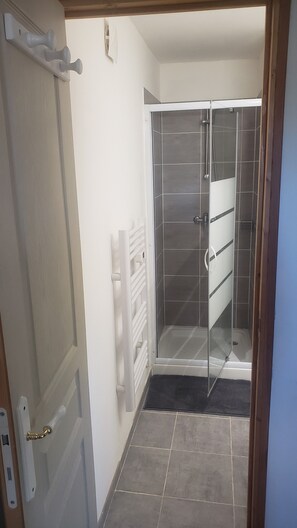 Dusche, Haartrockner, Handtücher, Toilettenpapier