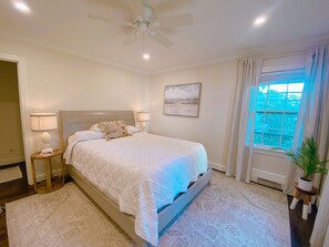 4 bedrooms, in-room safe, desk, iron/ironing board - Private Home for Rent in Irving Park - Golf Course Views (Greensboro)