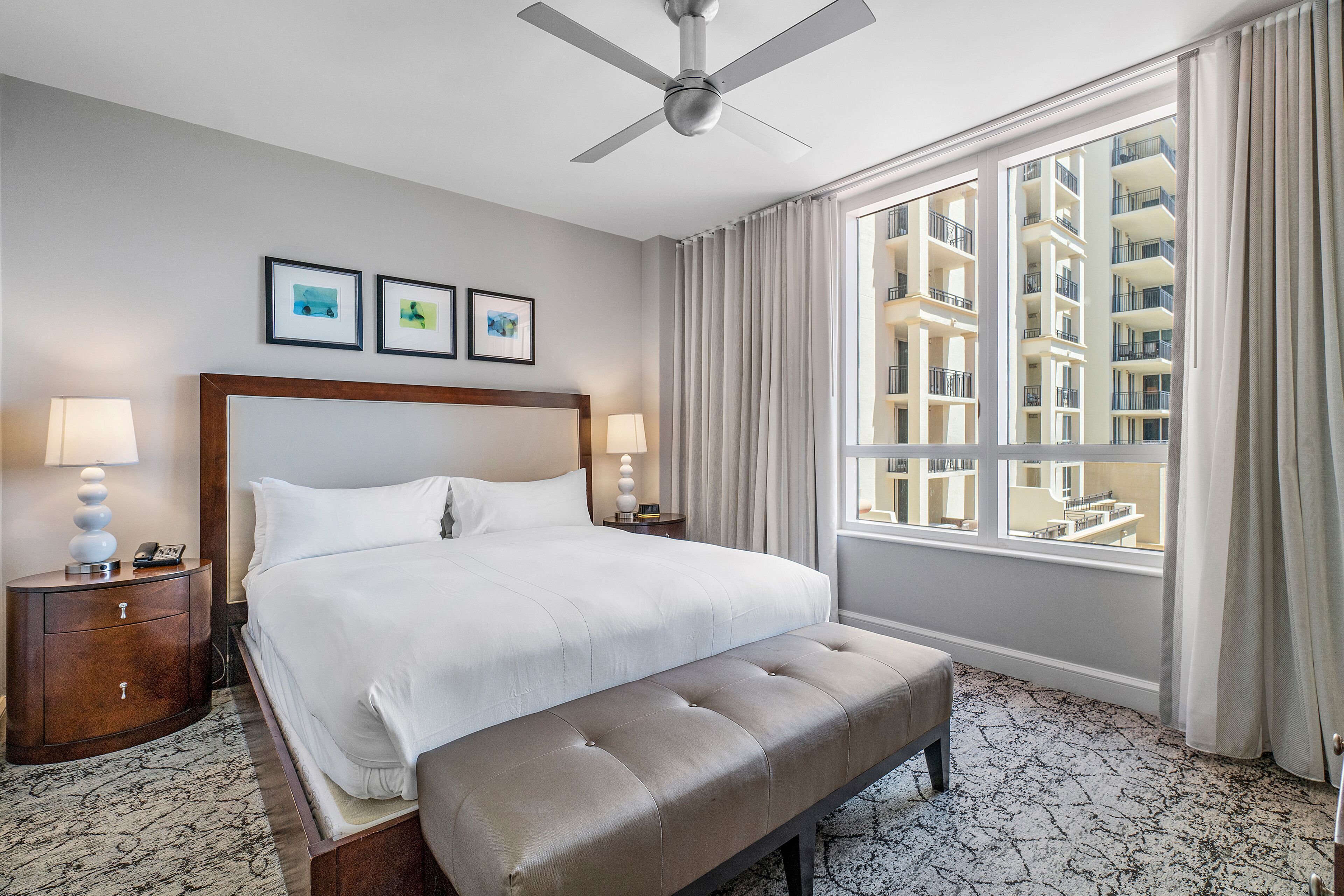 2 Schlafzimmer, Schreibtisch, Bügeleisen/Bügelbrett, Reisekinderbett