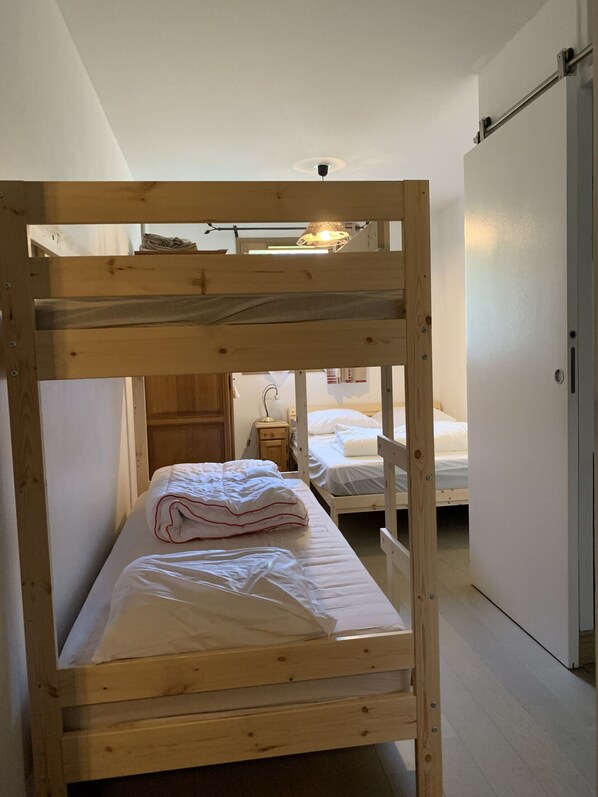 2 Schlafzimmer, Bügeleisen/Bügelbrett