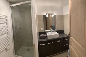 Bathtub, hair dryer - D305 - 73m2 - 4P - 8/10 pers (Prapoutel)