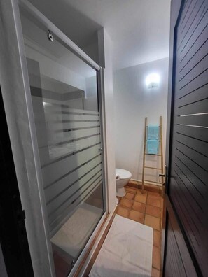 Doccia, asciugacapelli, asciugamani, sapone