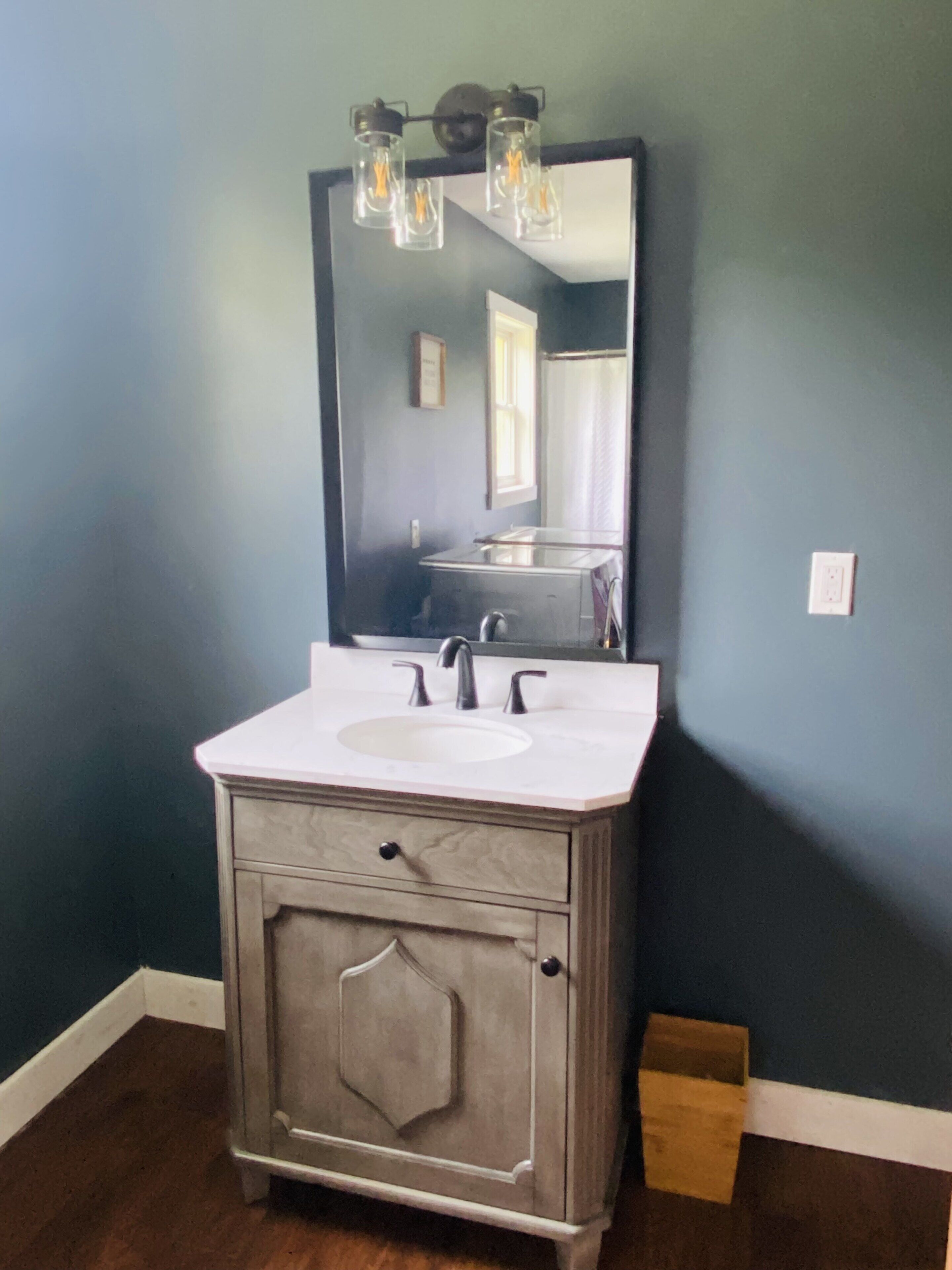 Ducha, secador de pelo, toallas, papel higiénico