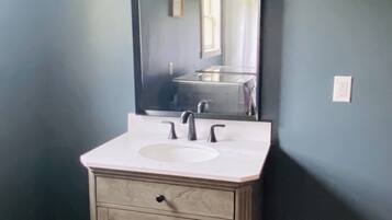 Ducha, secador de pelo, toallas, papel higiénico