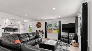 Smart-tv, dvd-spelare, bordsfotboll och ett bordtennisbord