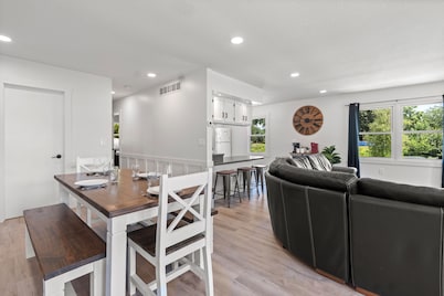 Lake Wawasee/HOT TUB/GAME ROOM/PONTOON/PICKLEBALL