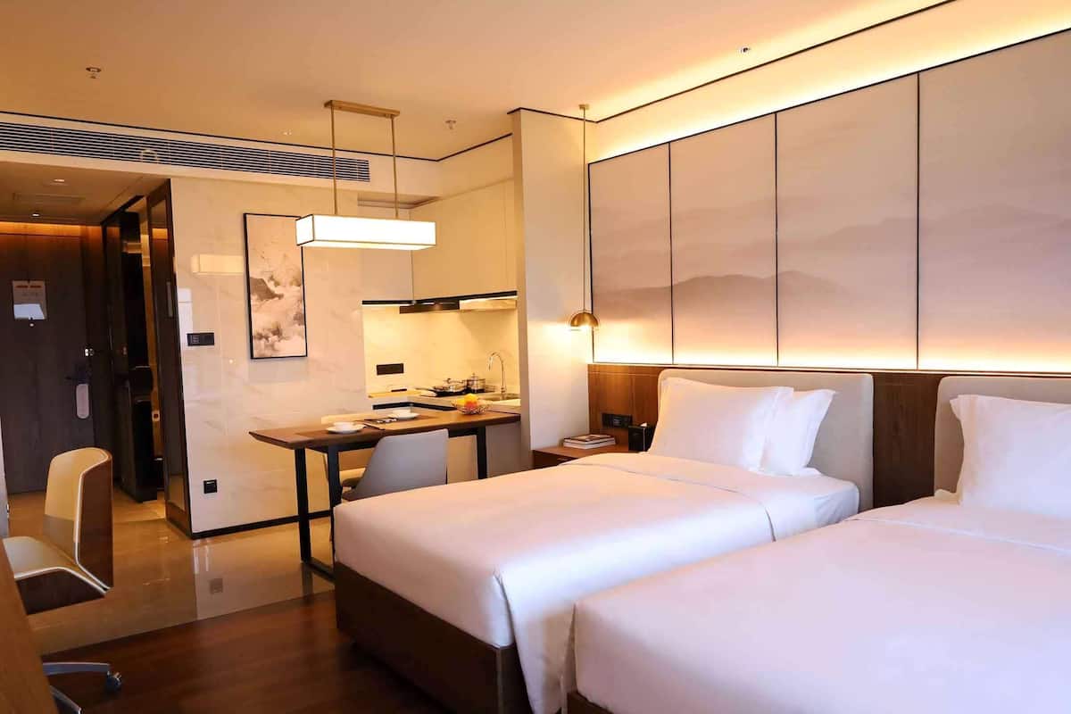 1 quarto, frigobar, cofres nos quartos, ferros/tábuas de passar roupa